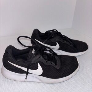 Nike Tanjun Women's‎ Running Shoes Black White Sneakers Athletic Size 9